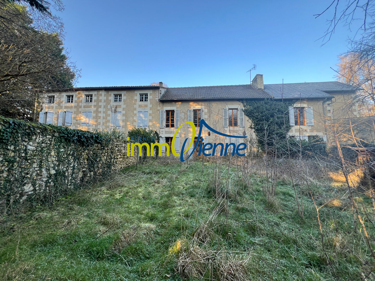 Ensemble de 3 maisons  en pierre à Réhabiliter !  20 min de poitiers !