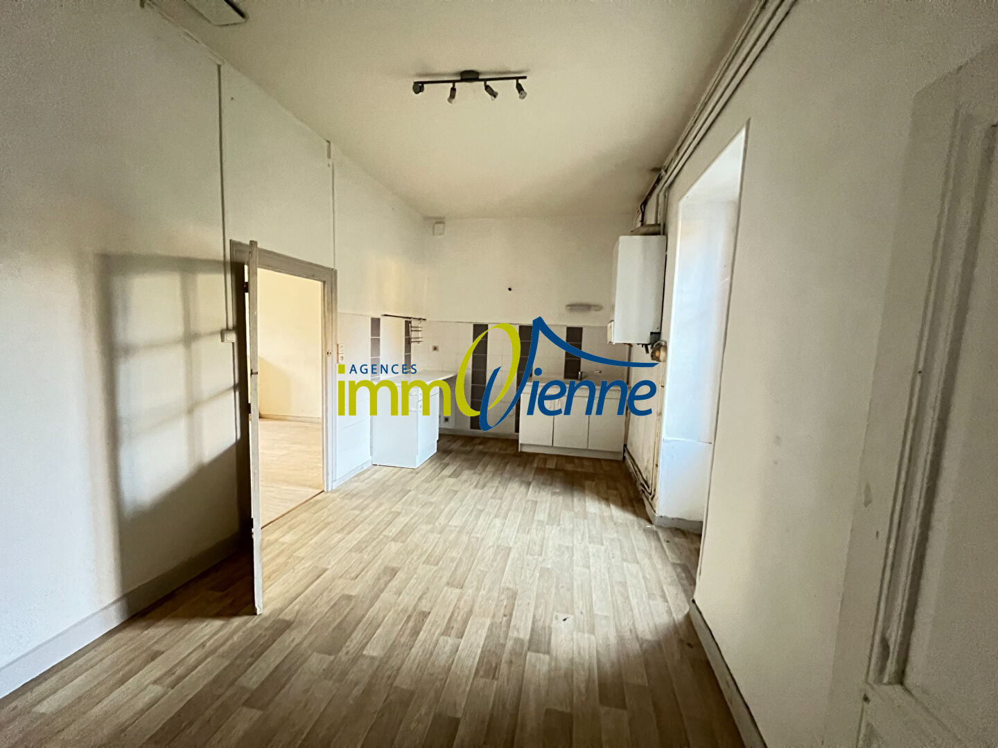 Photo Ensemble de 3 maisons  en pierre à Réhabiliter !  20 min de poitiers ! image 4/6