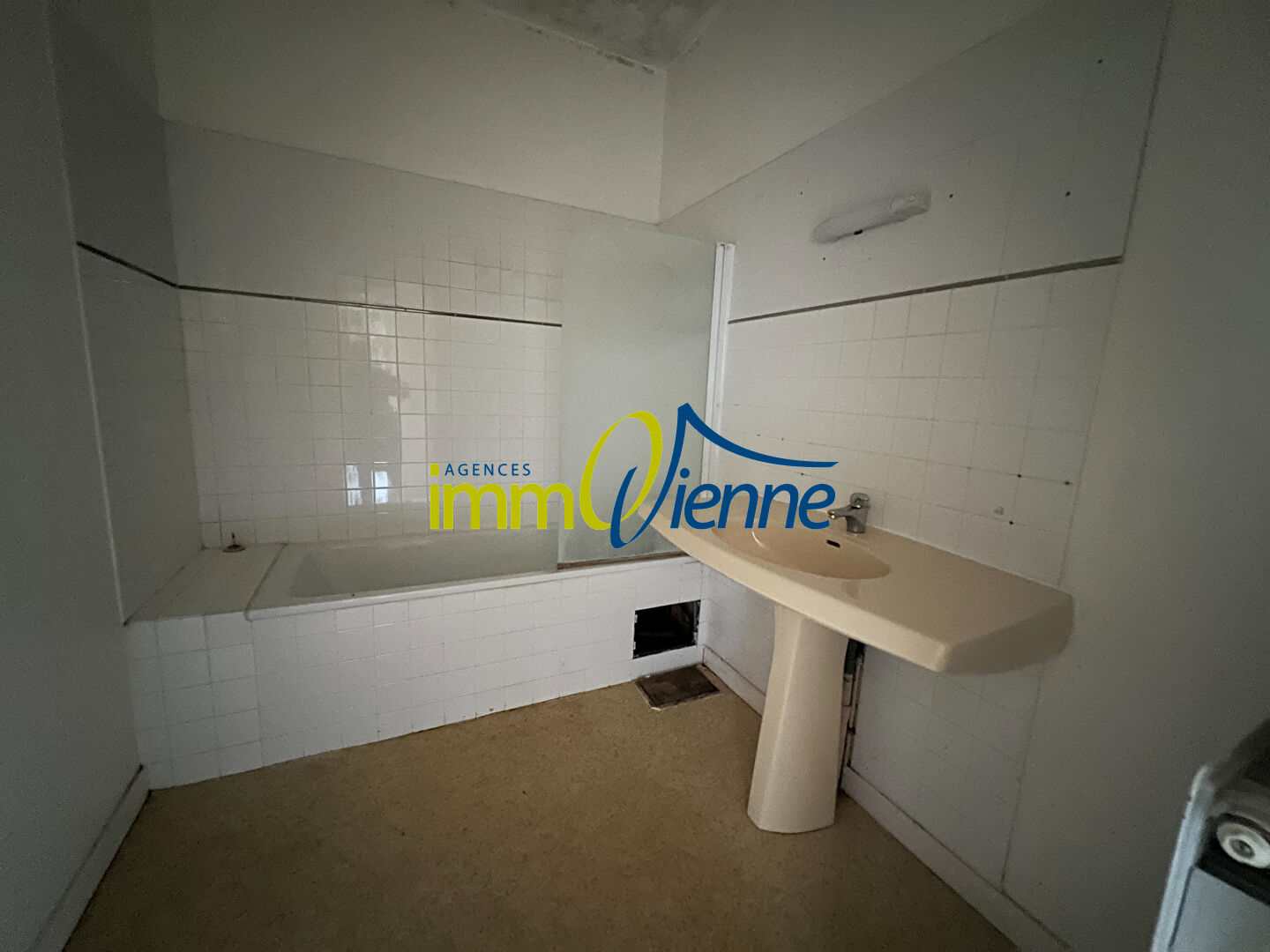 Photo Ensemble de 3 maisons  en pierre à Réhabiliter !  20 min de poitiers ! image 6/6