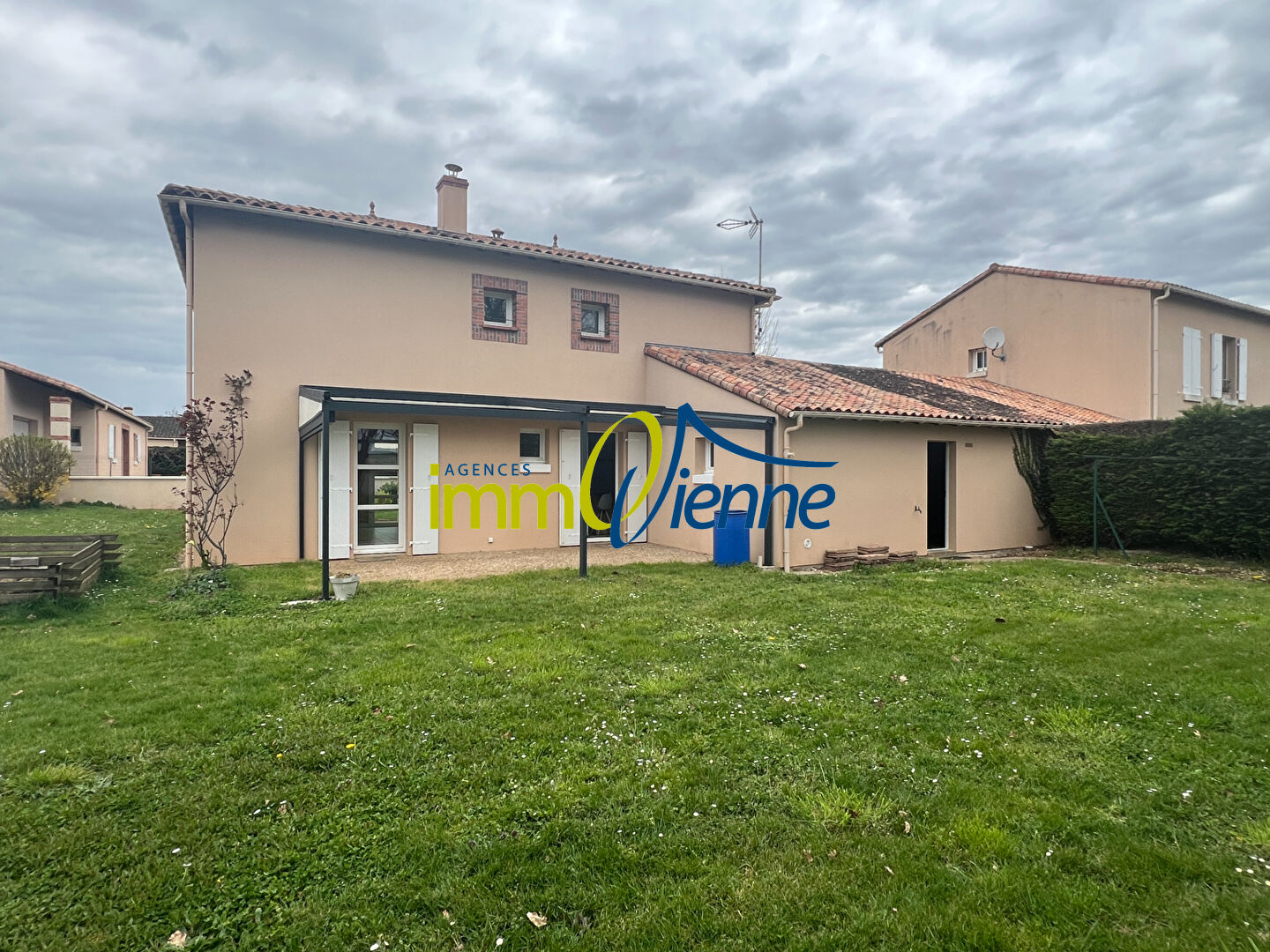 Agence immobilière de AGENCES IMMOVIENNE - SAINT JULIEN L'ARS - AGENCES IMMOVIENNE CIVAUX