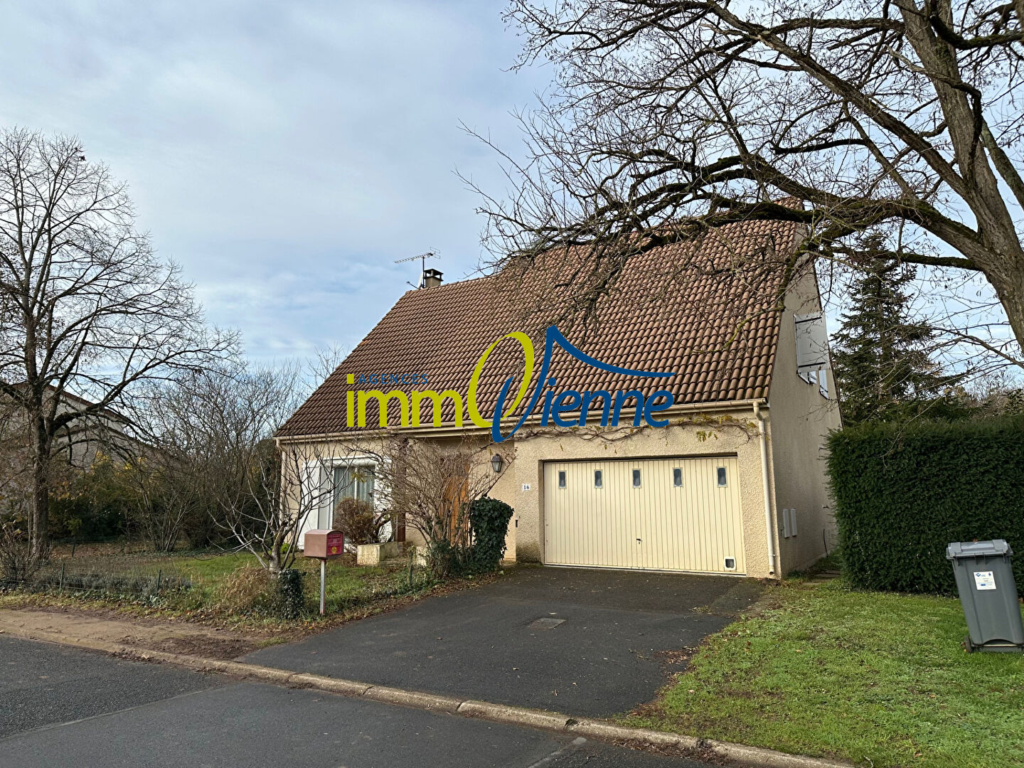 Agence immobilière de AGENCES IMMOVIENNE - SAINT JULIEN L'ARS - AGENCES IMMOVIENNE CIVAUX