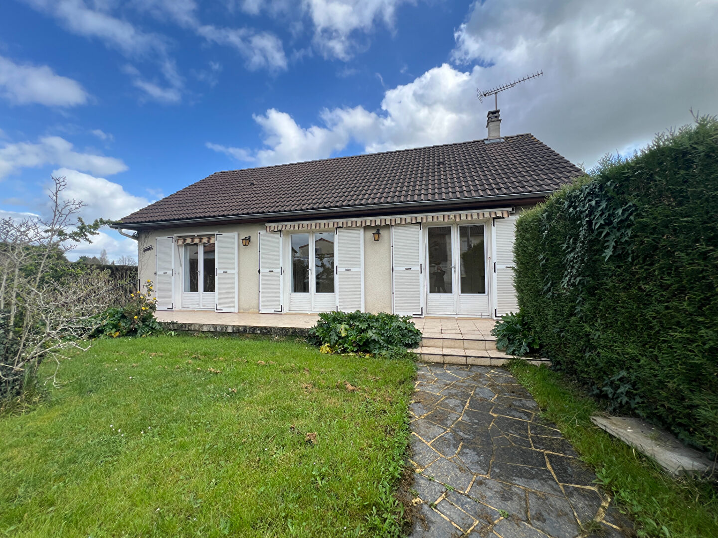 Agence immobilière de AGENCES IMMOVIENNE - SAINT JULIEN L'ARS - AGENCES IMMOVIENNE CIVAUX