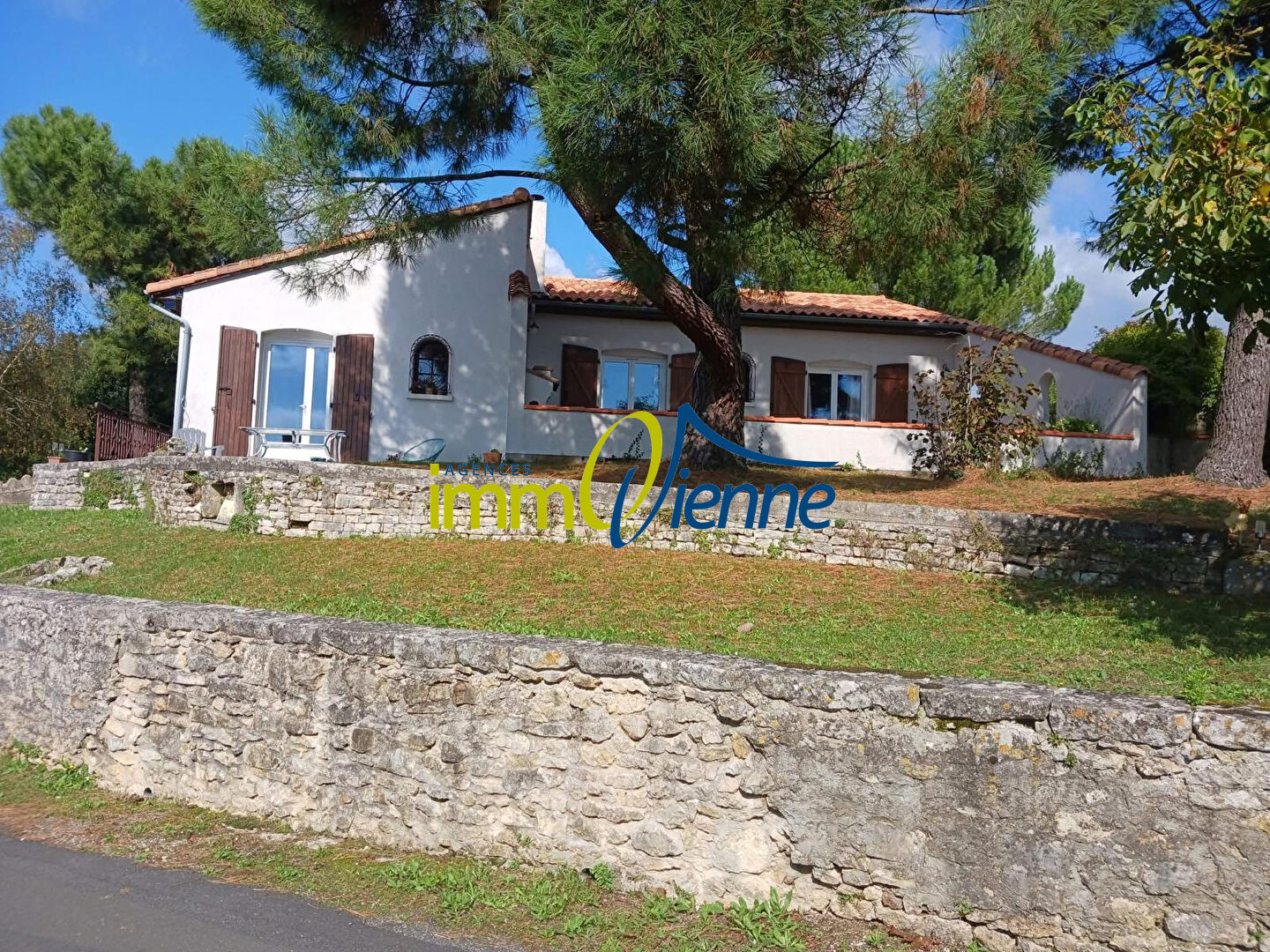 Agence immobilière de AGENCES IMMOVIENNE - SAINT JULIEN L'ARS - AGENCES IMMOVIENNE CIVAUX