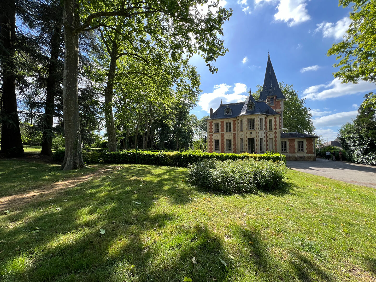 EXCEPTIONNEL ! YZEURE - MASION DE CARACTERE EN PLEIN COEUR DU PARC