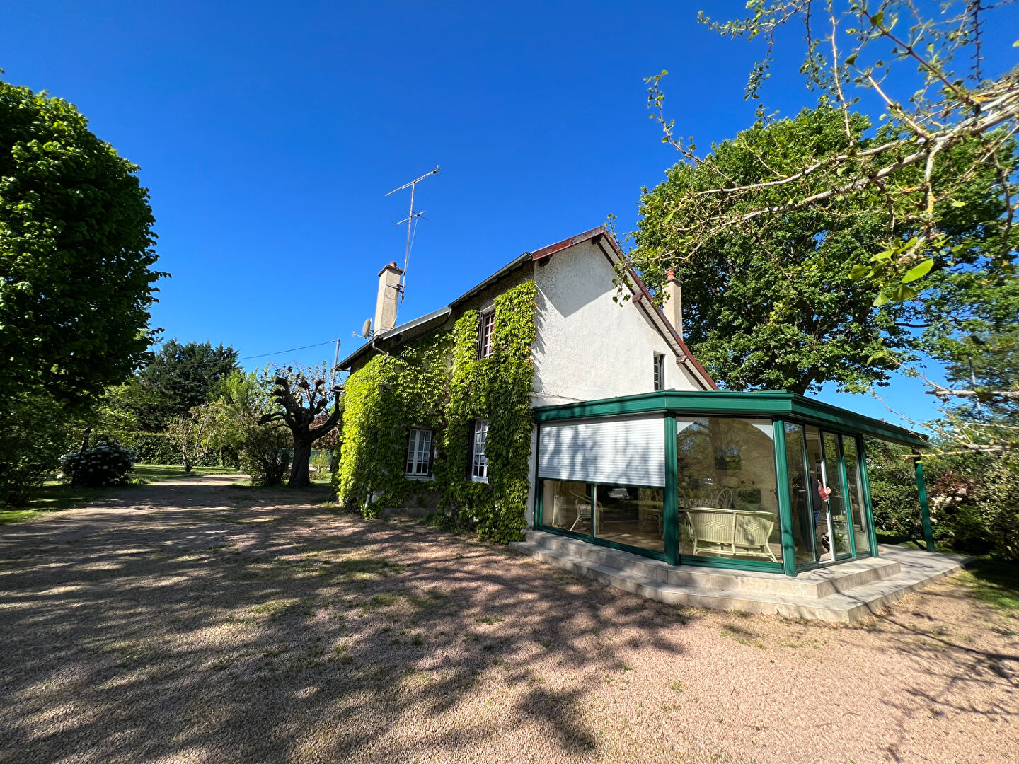 NEUVY : Très jolie maison de caractère avec jardin arboré