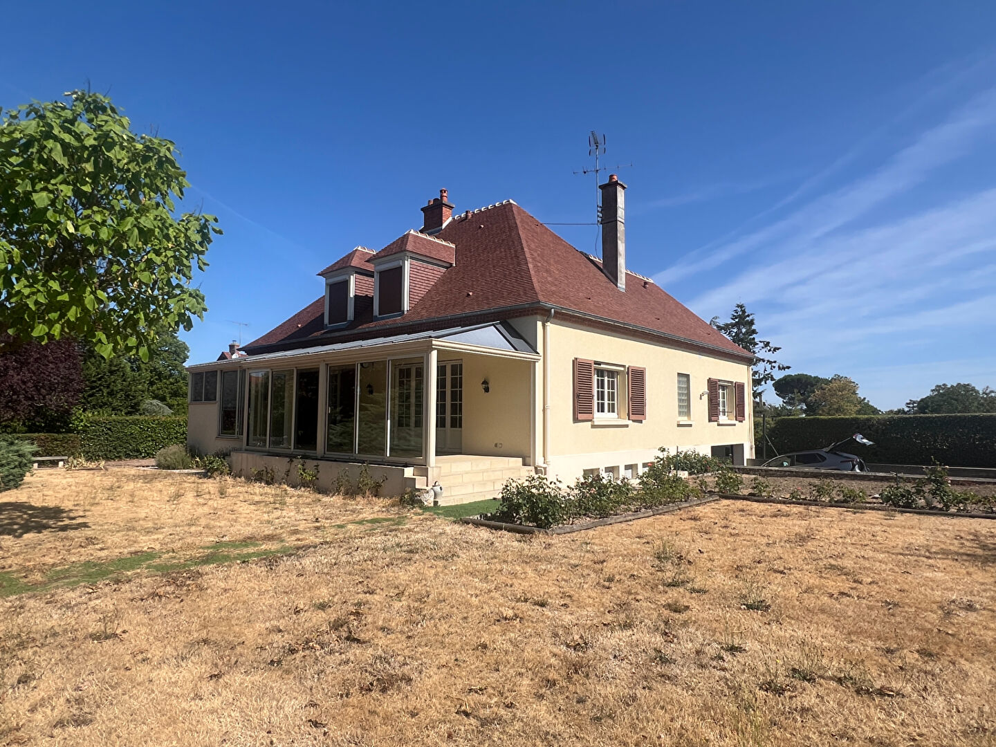 CRESSANGES - GRANDE MAISON FAMILIALE AVEC DEPENDANCES ET JARDIN