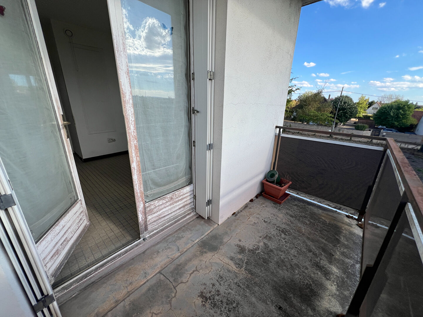 YZEURE - QUARTIER DES CHARTREUX - APPT T2 A RENOVER AVEC GARAGE + PARKING