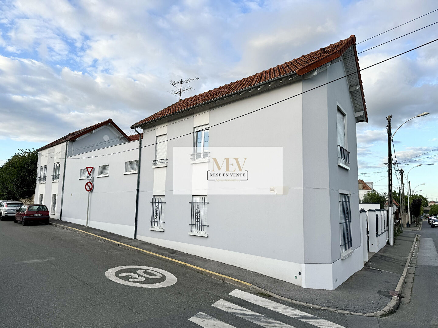 Photo Bâtiment avec 5 appartements rénovés, proche RER image 3/6