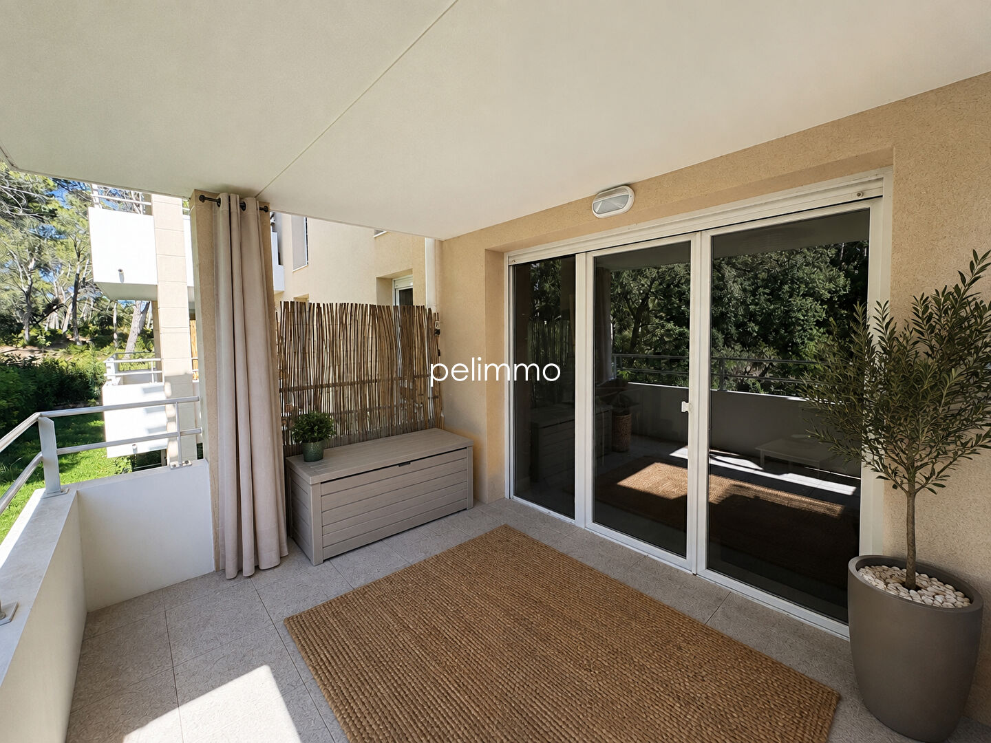 APPARTEMENT T2 DE 38.78m² AVEC TERRASSE ET PLACE DE PARKING A PELISSANNE