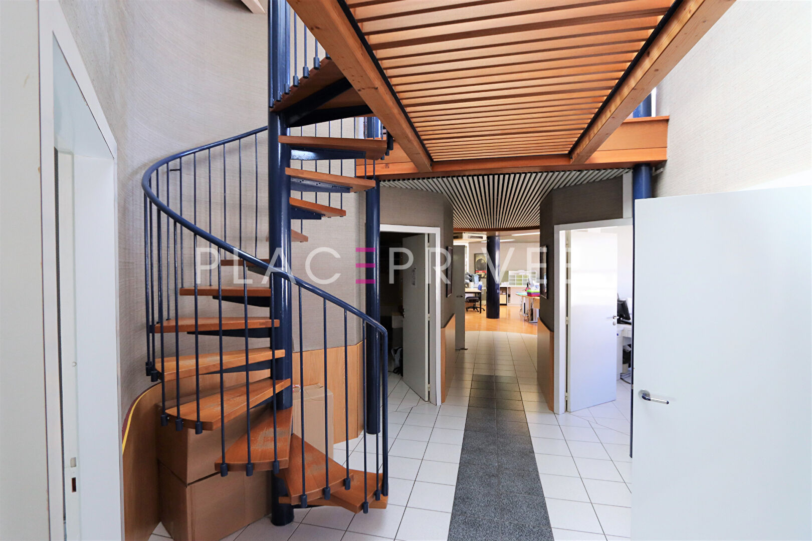 Photo Local commercial image 4/4