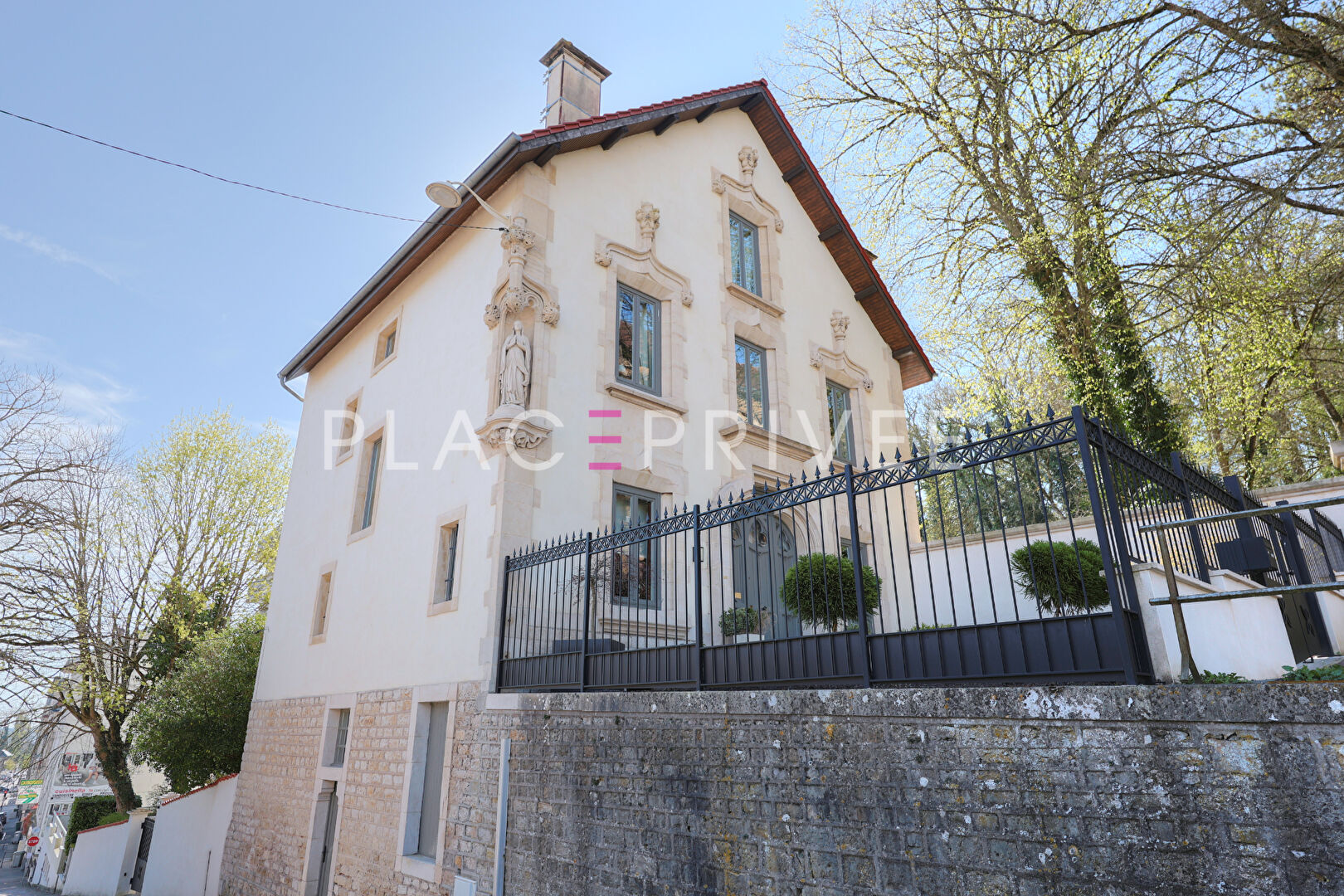 Maison de caractère avec jardin et piscine