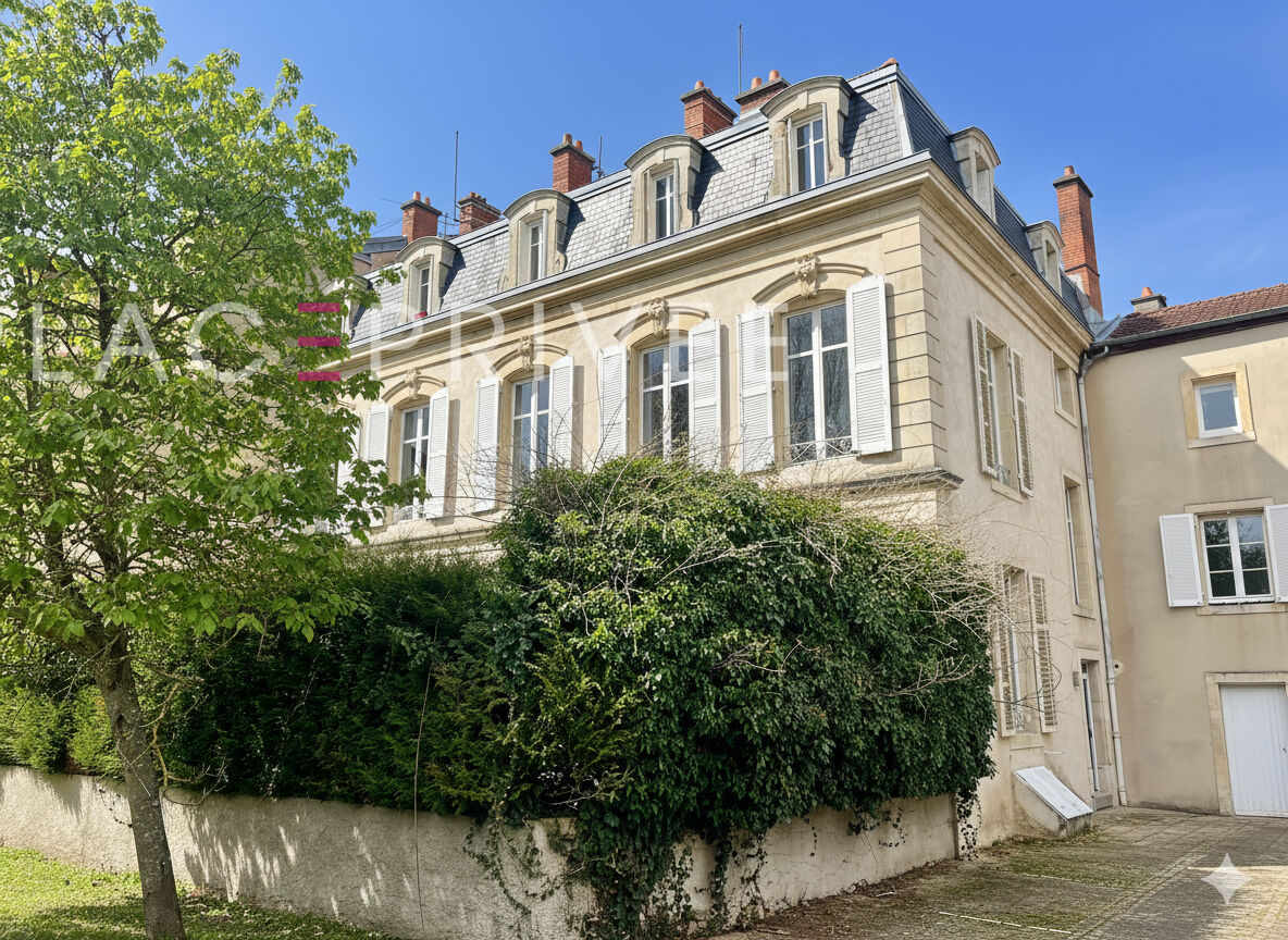 Immeuble de caractère avec stationnements