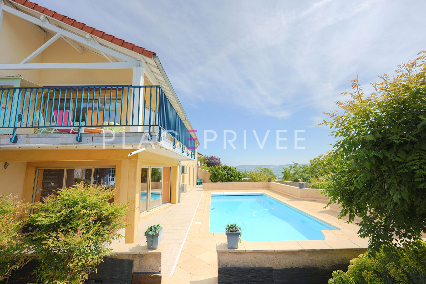 Maison avec jardin et piscine