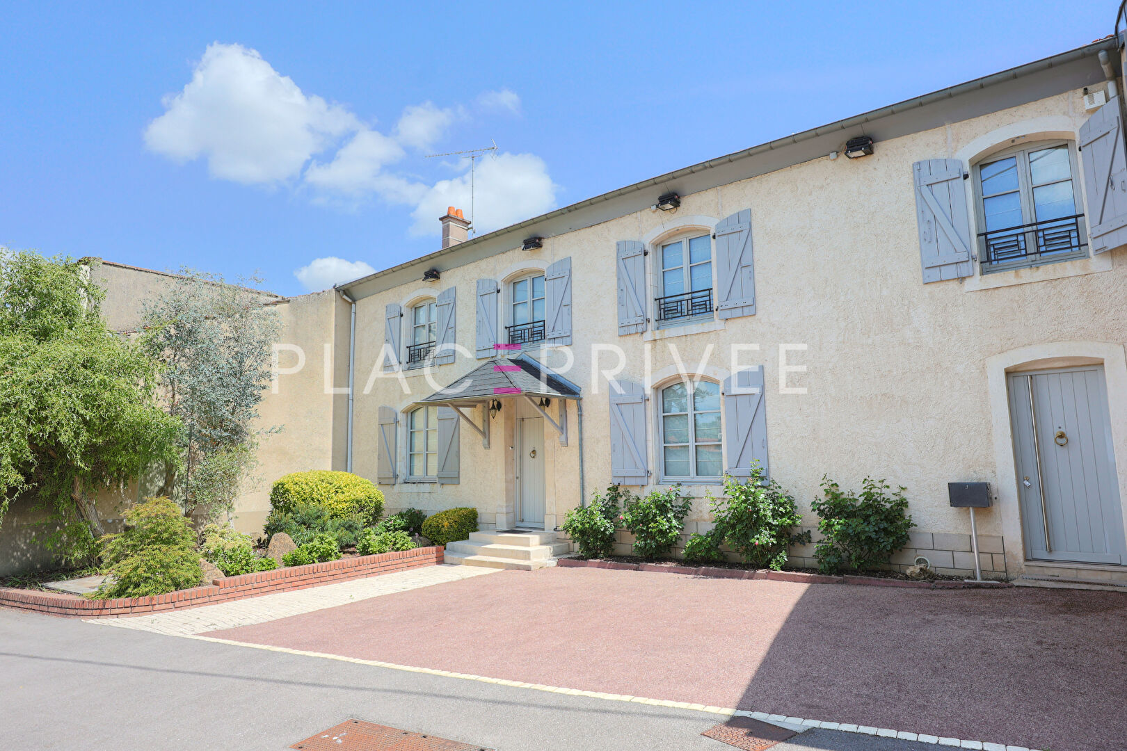 Maison de caractère avec jardin et garages