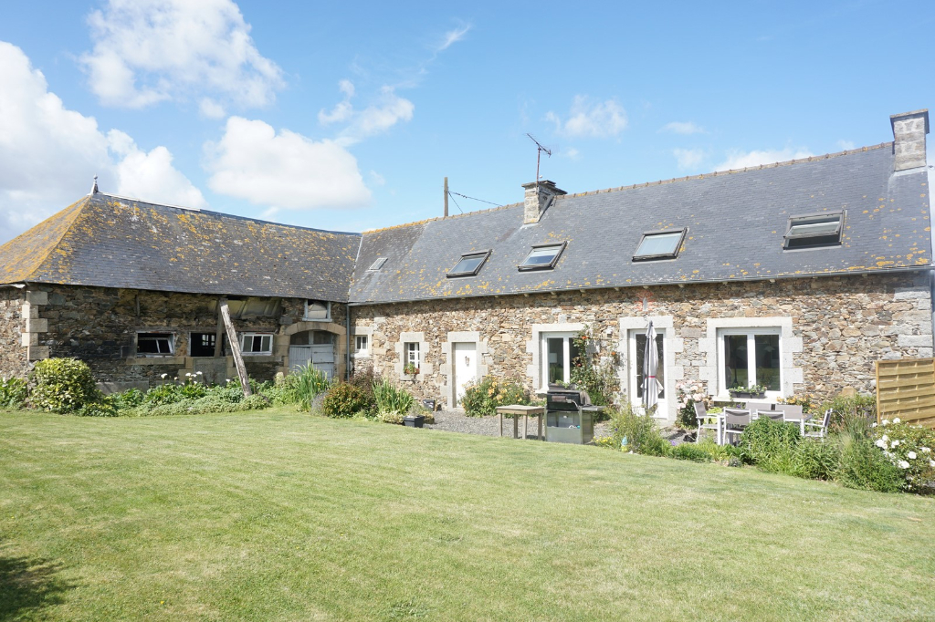 TREMELOIR : A VENDRE LONGERE EN PIERRE !