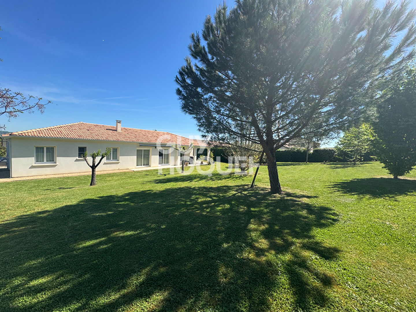 Maison 4 chambres, jardin et garage.