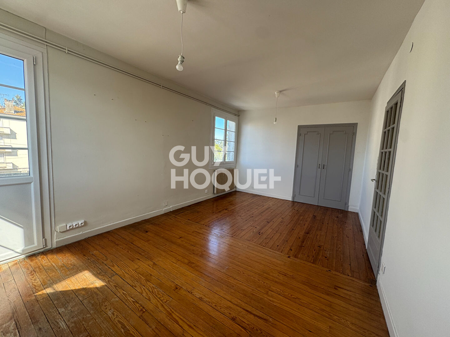 APPARTEMENT 2 chambres, un bureau, balcon garage, jardin.