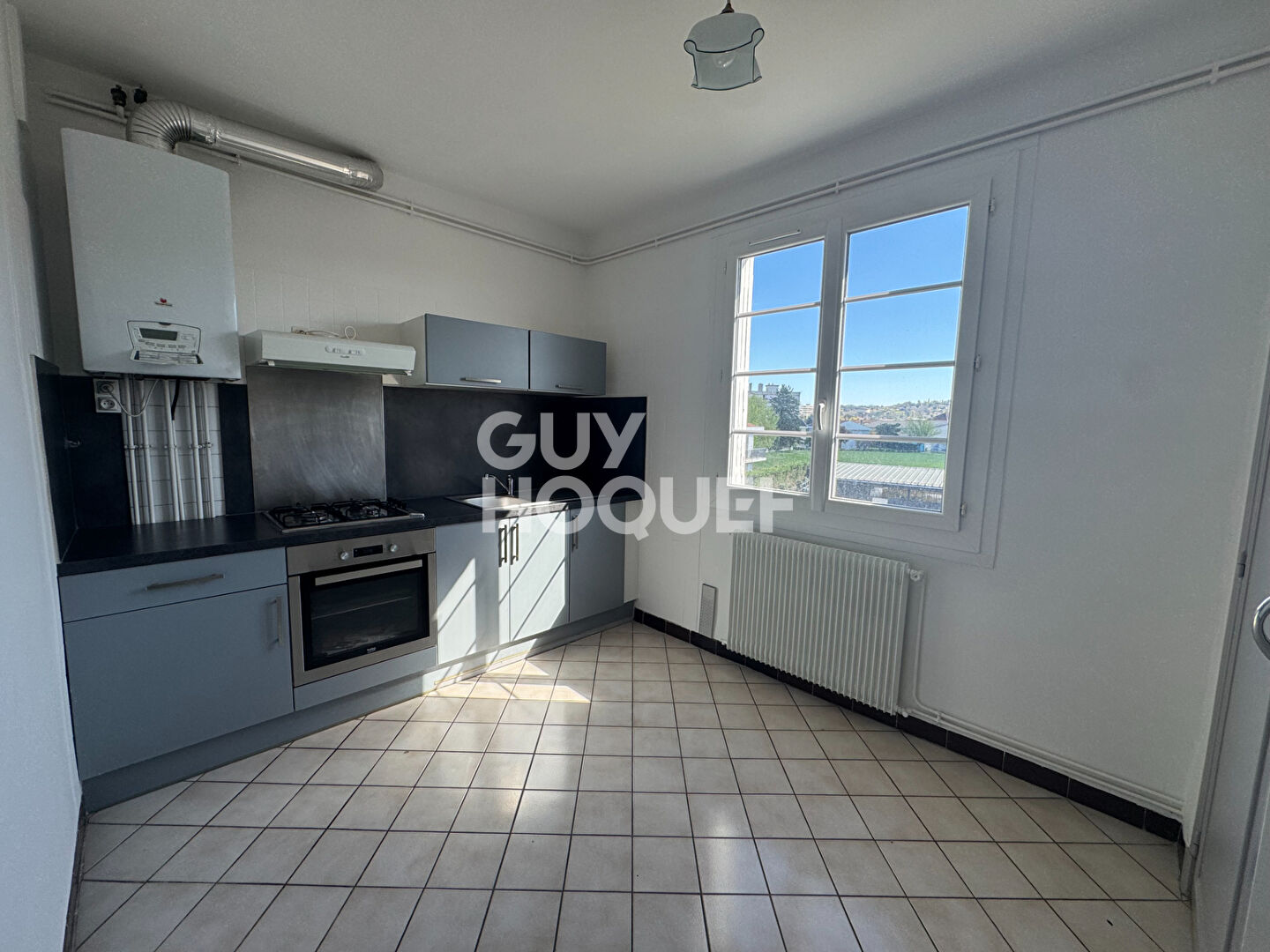 APPARTEMENT 2 chambres, un bureau, balcon garage, jardin.