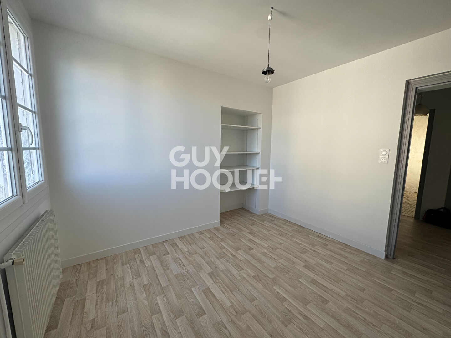 APPARTEMENT 2 chambres, un bureau, balcon garage, jardin.