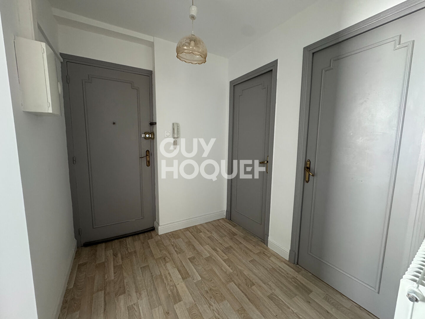 APPARTEMENT 2 chambres, un bureau, balcon garage, jardin.