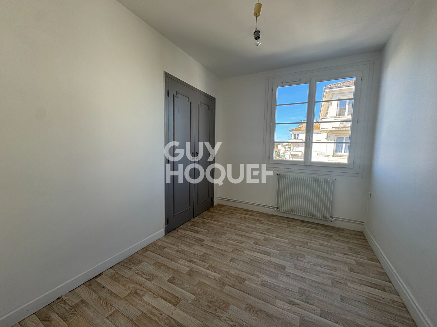 APPARTEMENT 2 chambres, un bureau, balcon garage, jardin.