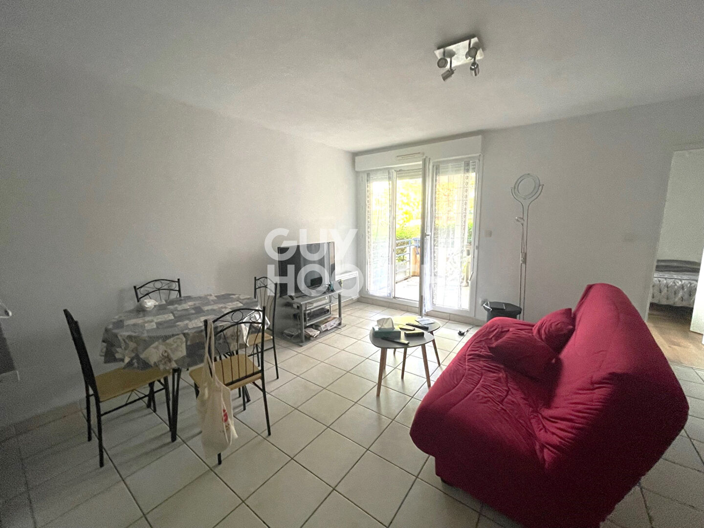 BEL APPARTEMENT T2 EN RESIDENCE SECURISEE