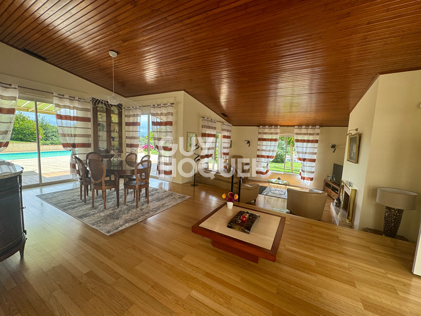 Maison d'architecte avec piscine et parc