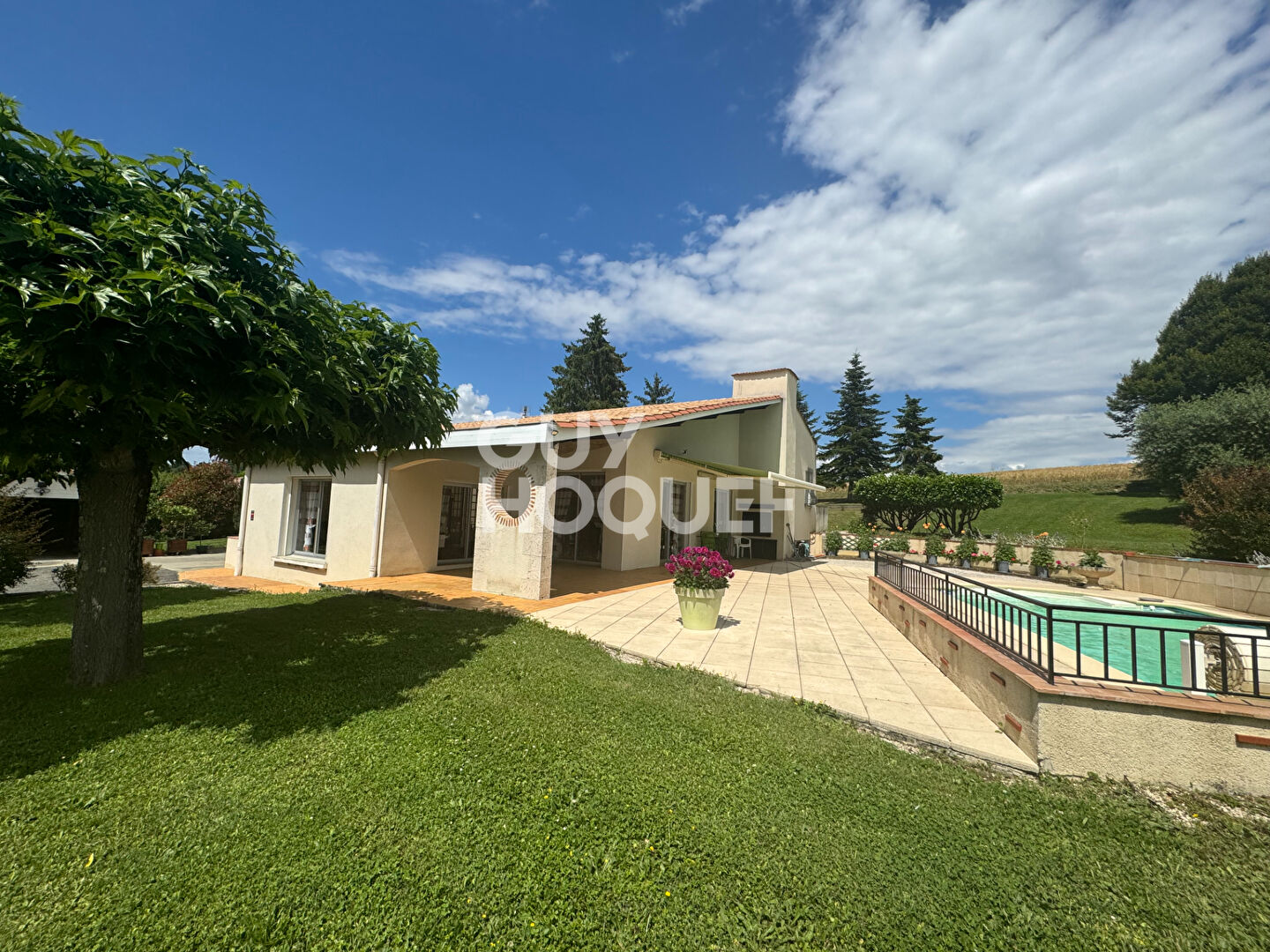 Maison d'architecte avec piscine et parc