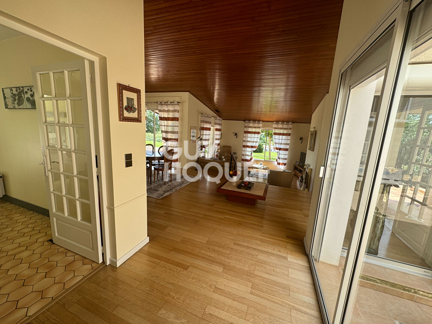 Maison d'architecte avec piscine et parc