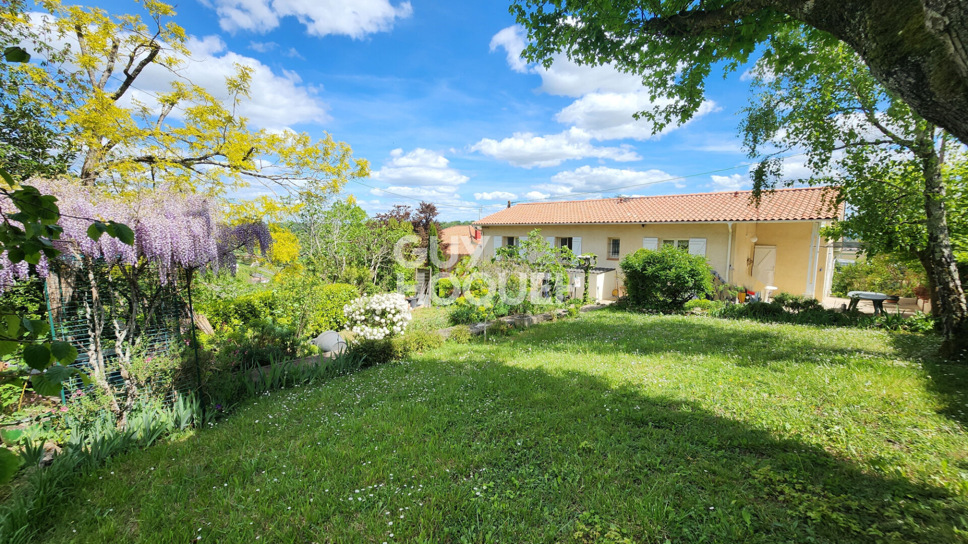 Maison 3 chambres, studio, garage et jardin