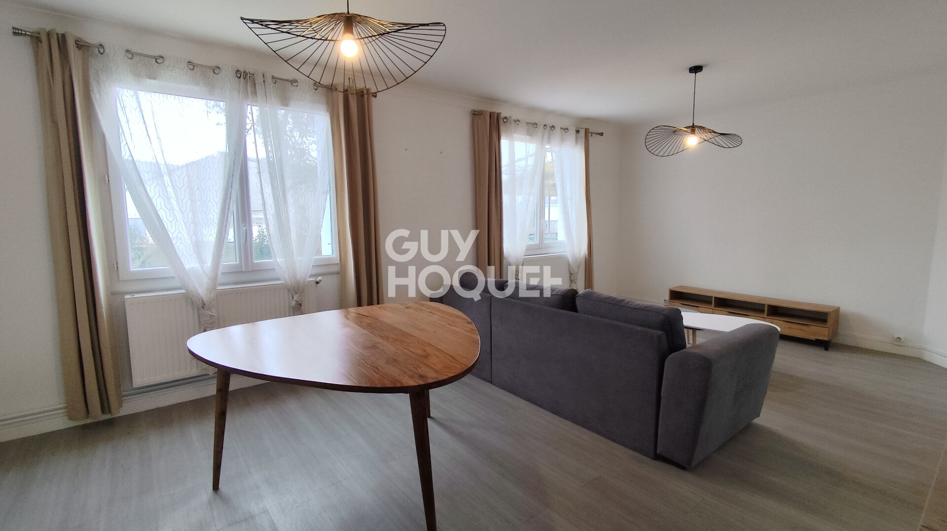 Maison chaleureuse sur trois niveaux avec garage, jardin et studio indépendant