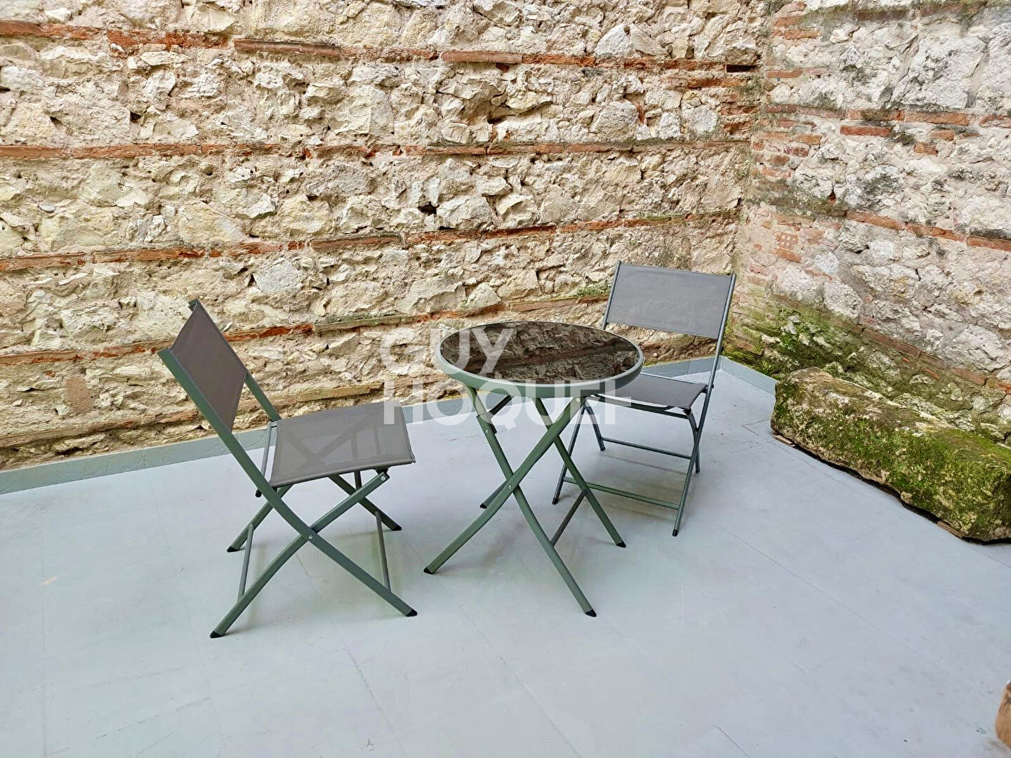 Studio rénové avec Terrasse dans immeuble avec buanderie et local vélo