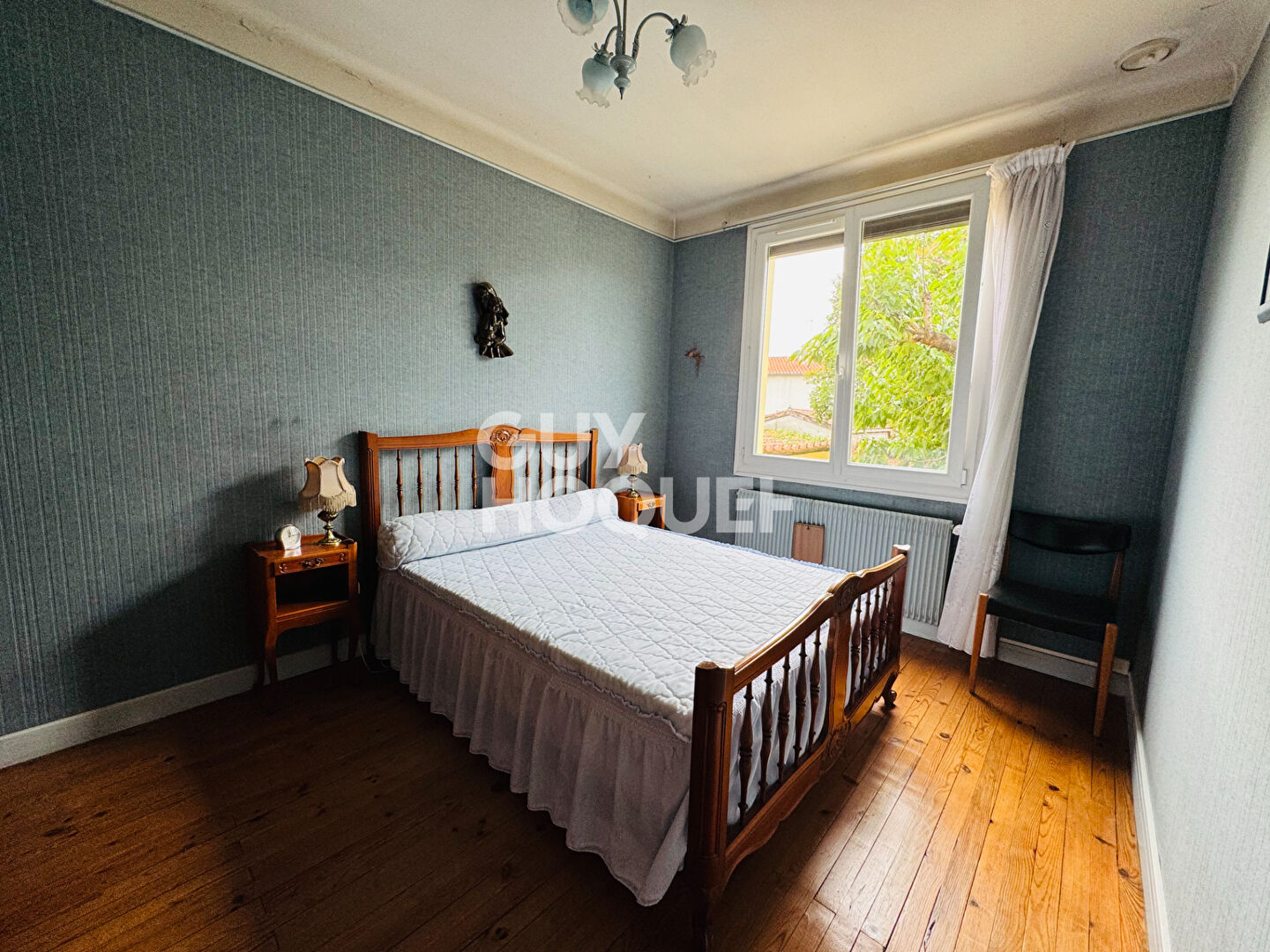 Maison individuelle jardin et garage.