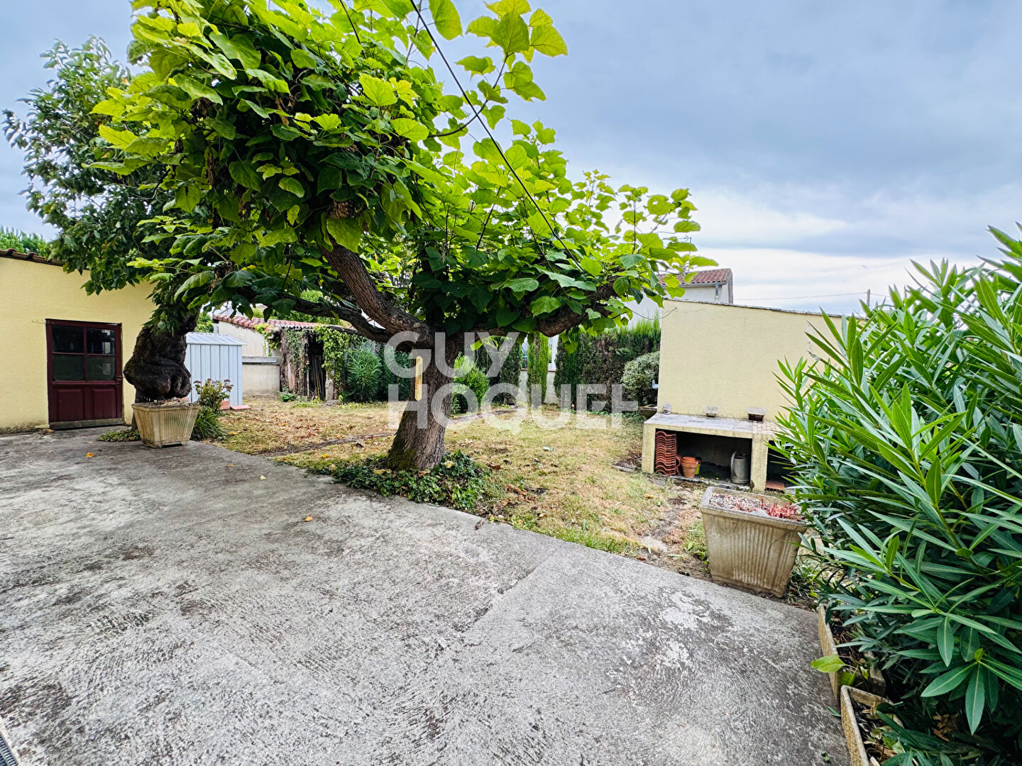 Maison individuelle jardin et garage.