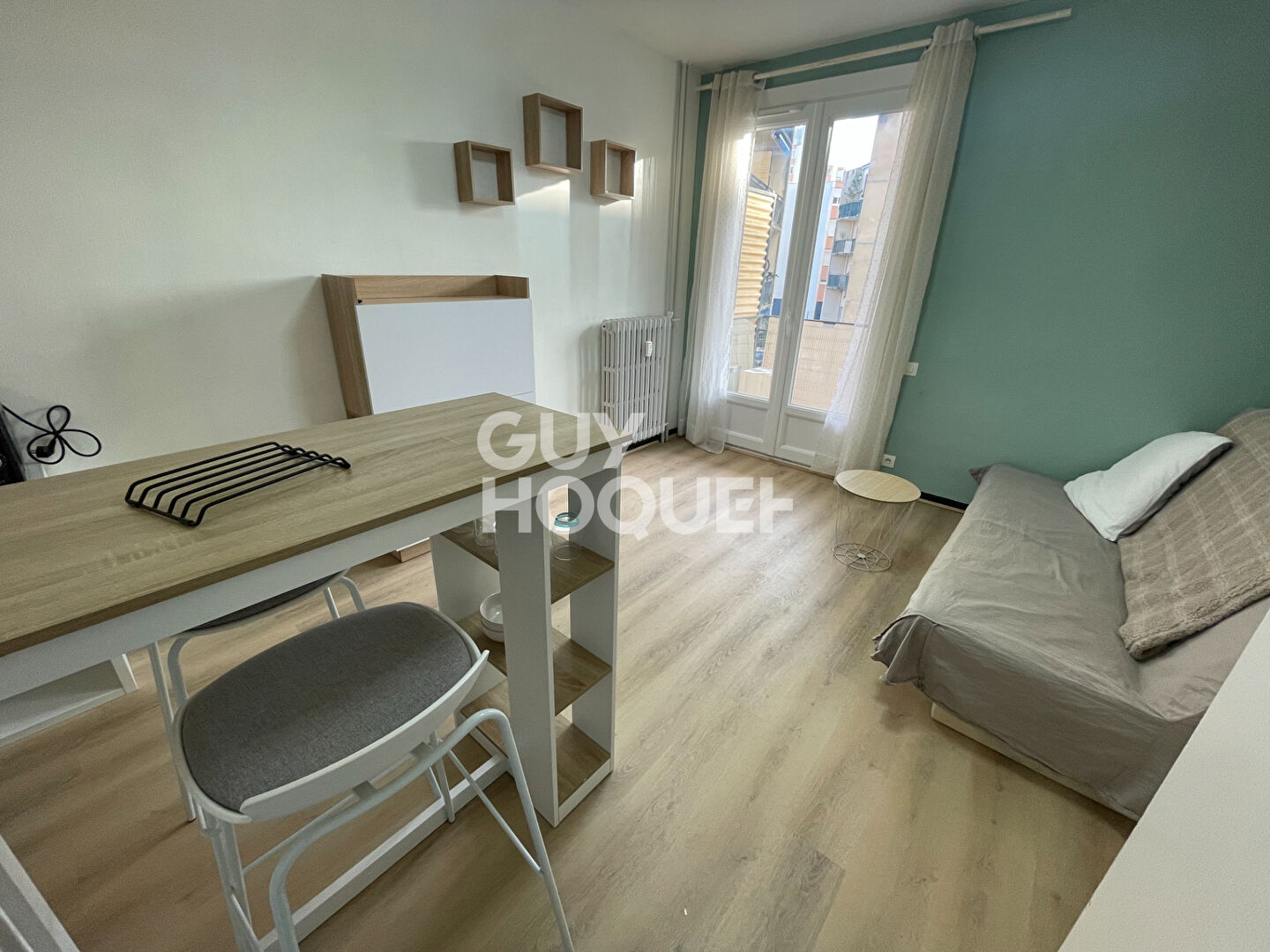 AGREABLE STUDIO MEUBLE ENTIEREMENT RENOVE AVEC BALCON