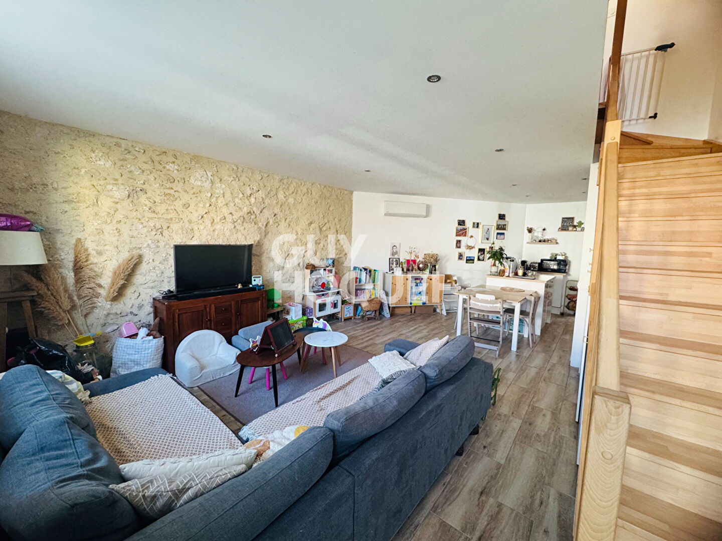 Maison en pierre en centre ville avec garage et jardin !