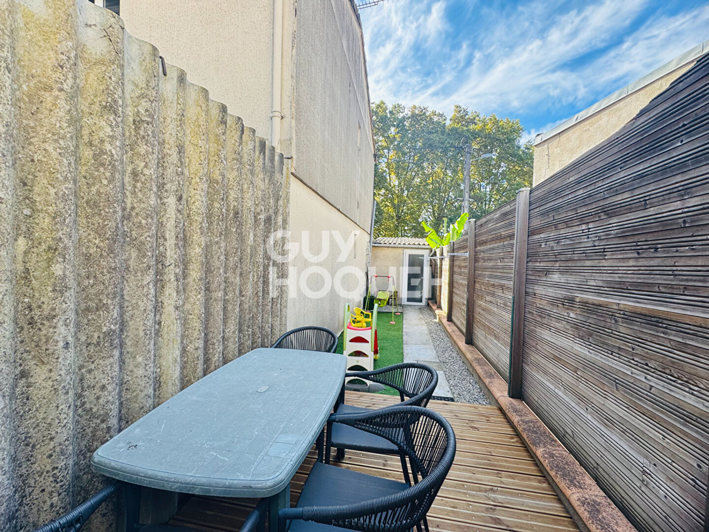 Maison en pierre en centre ville avec garage et jardin !