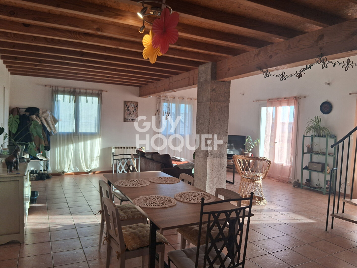 Maison avec garage de 80 m² et jardin.