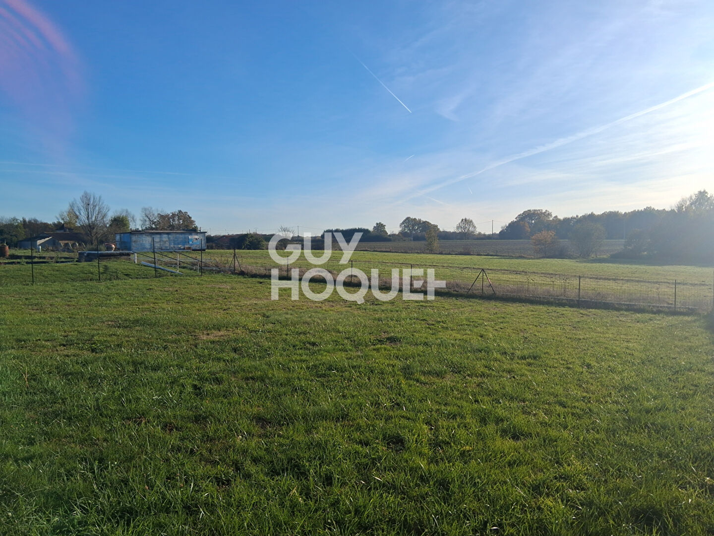 Maison avec garage de 80 m² et jardin.