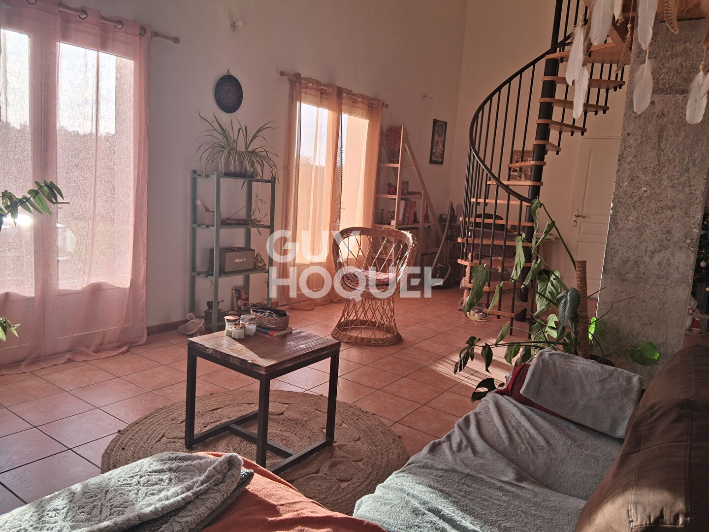 Maison avec garage de 80 m² et jardin.