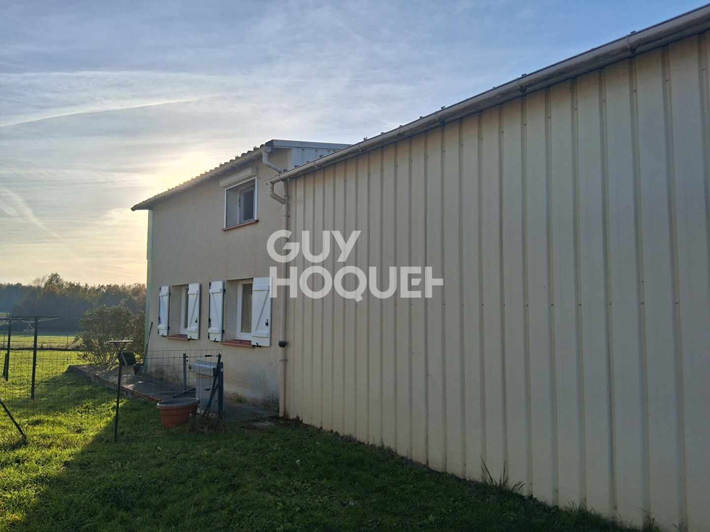 Maison avec garage de 80 m² et jardin.