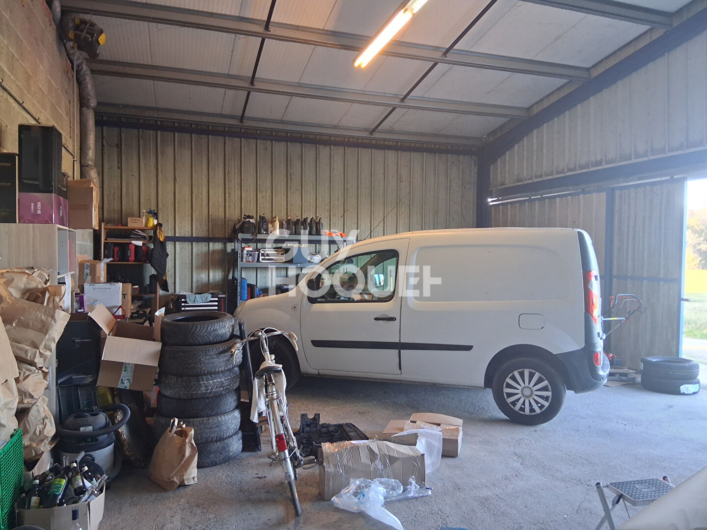 Maison avec garage de 80 m² et jardin.