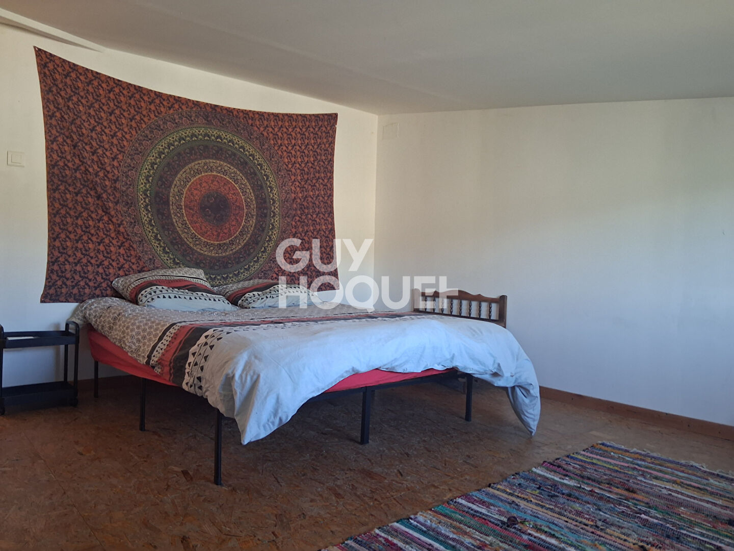 Maison avec garage de 80 m² et jardin.