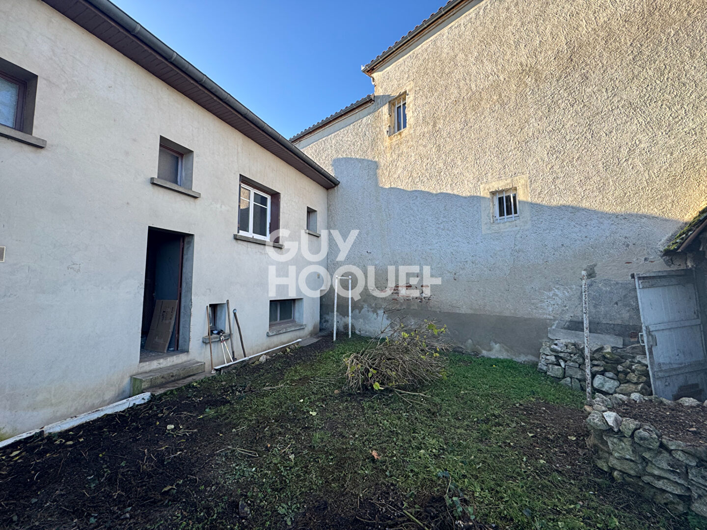 Maison de village avec garage et jardin