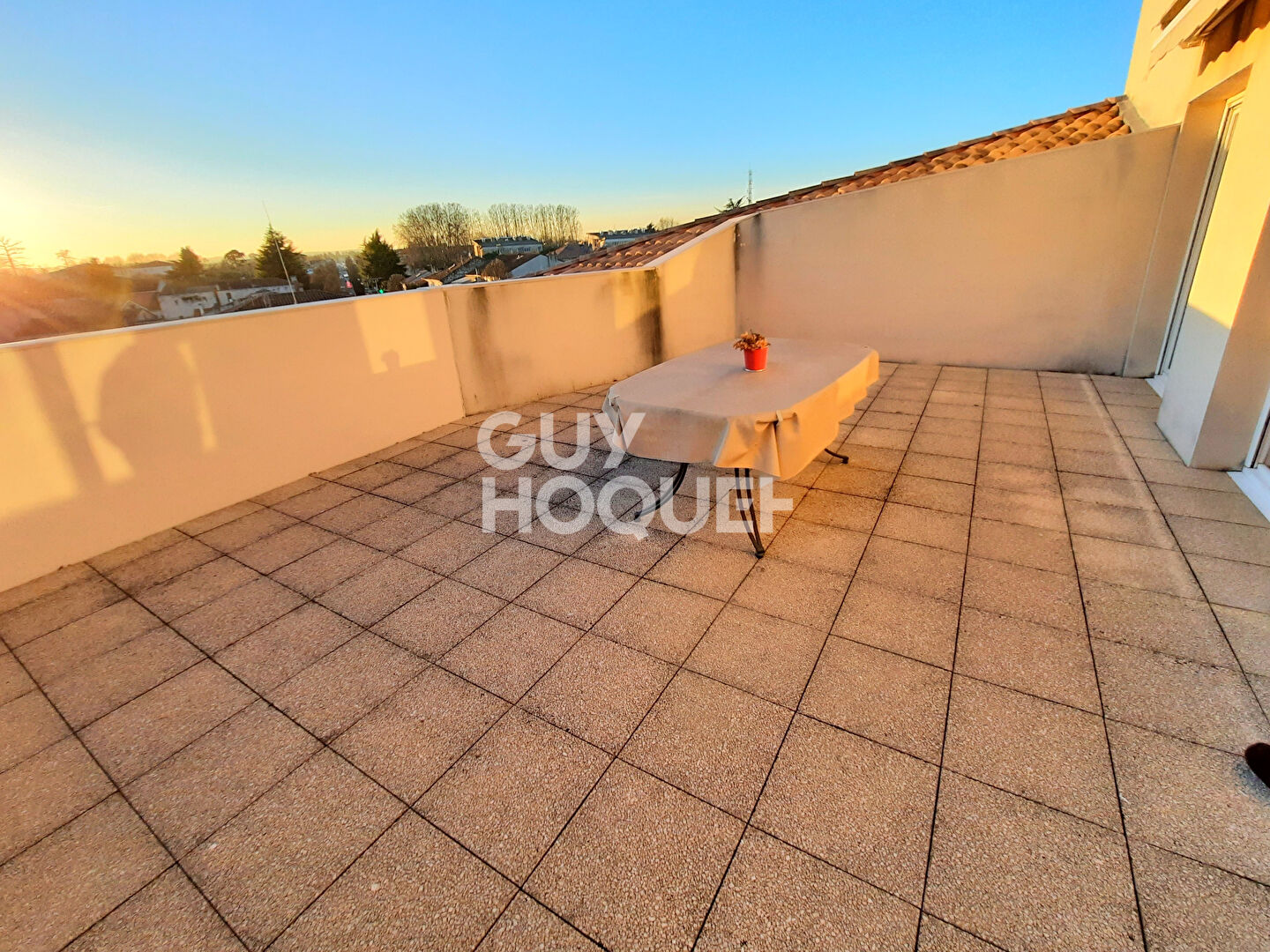 APPARTEMENT DE TYPE 3 AVEC ASCENSEUR TERRASSE ET GARAGE