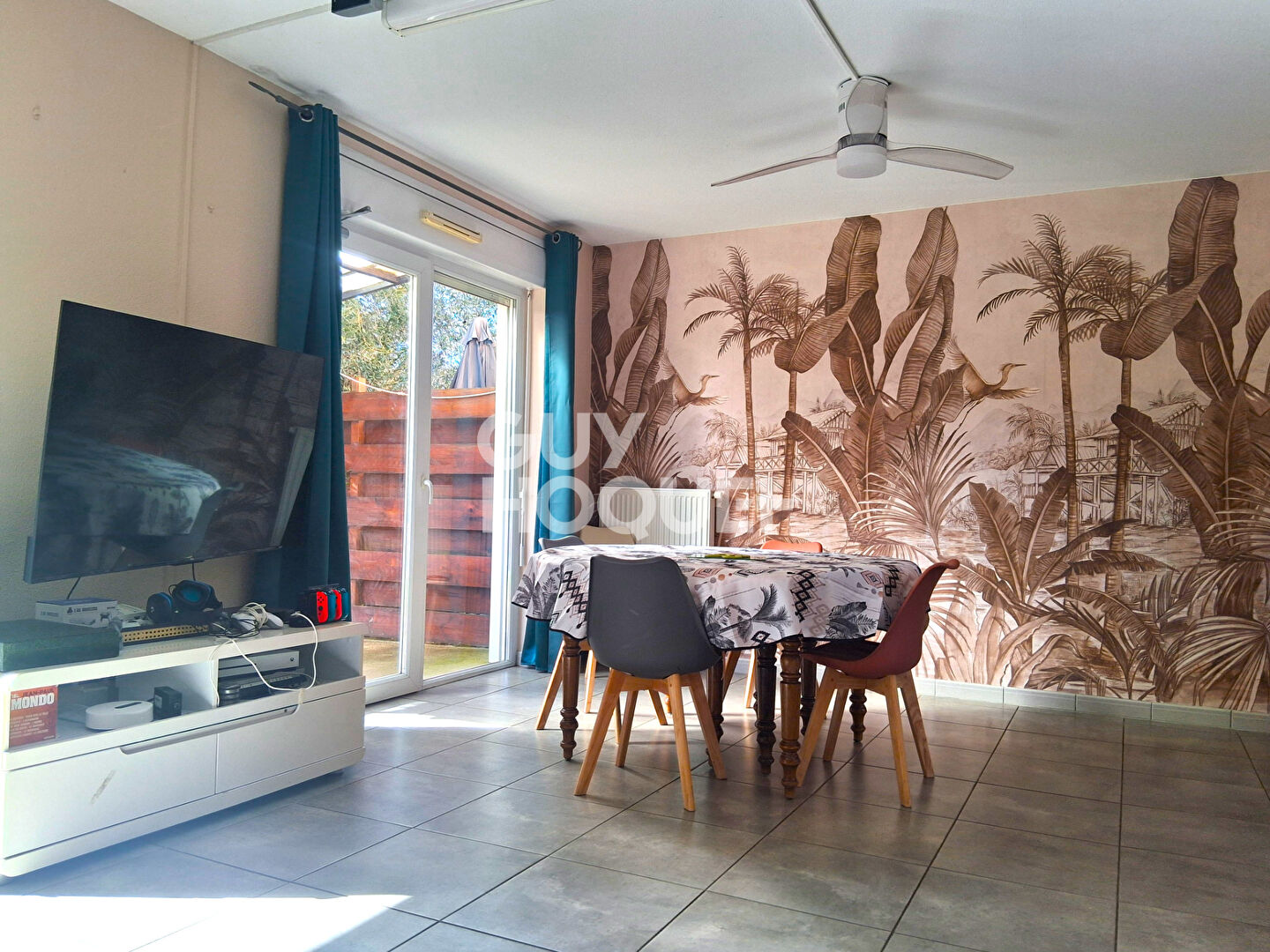 Maison 4 chambres avec jardin et garage.