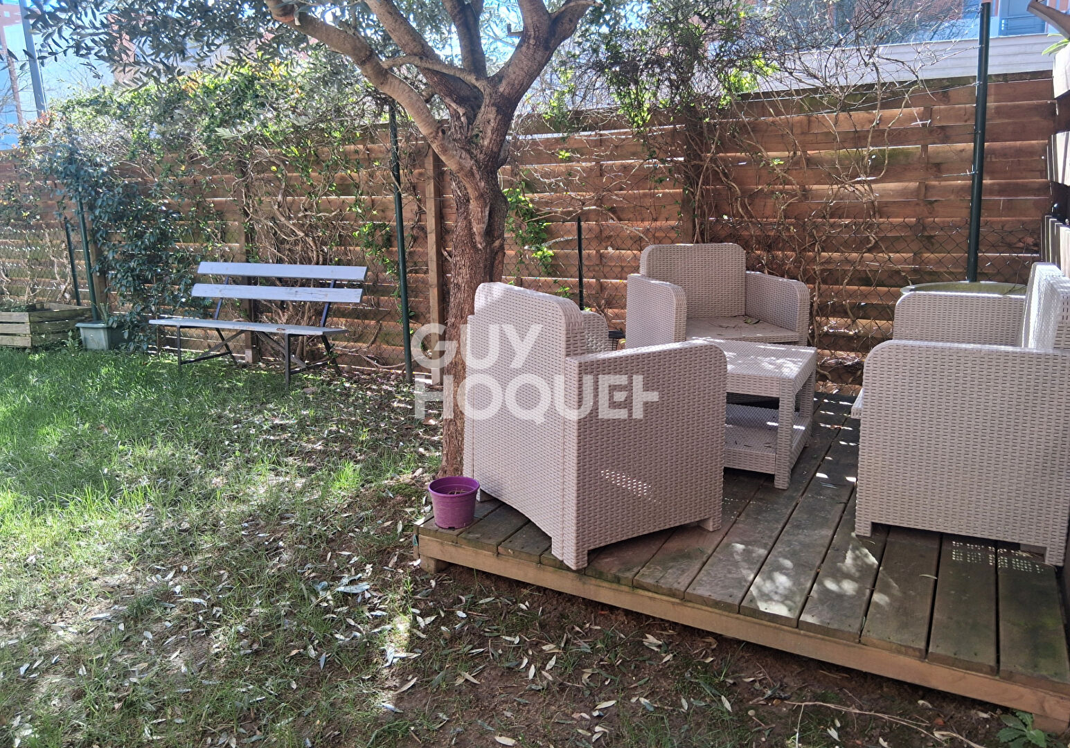 Maison 4 chambres avec jardin et garage.