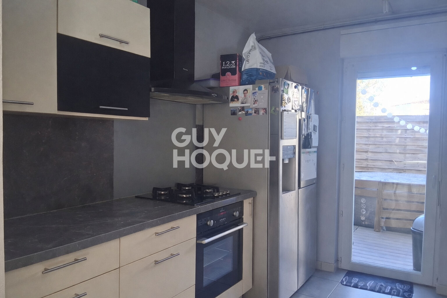 Maison 4 chambres avec jardin et garage.