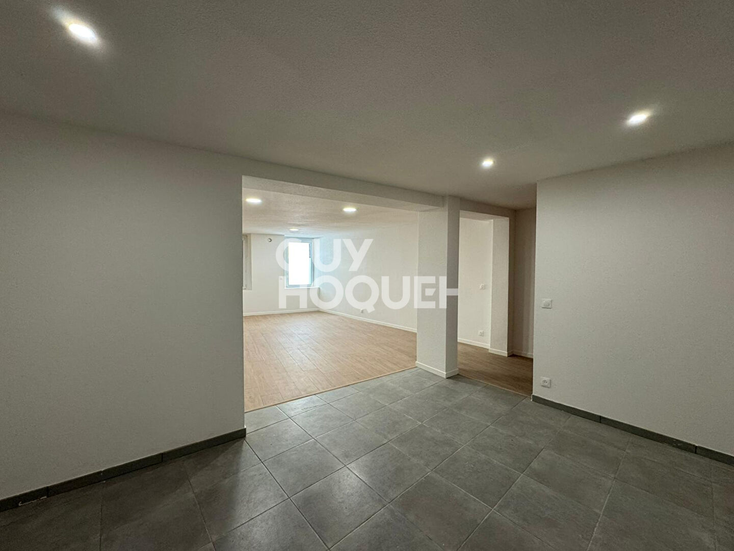 Maison de ville rénovée à proximité des commodités