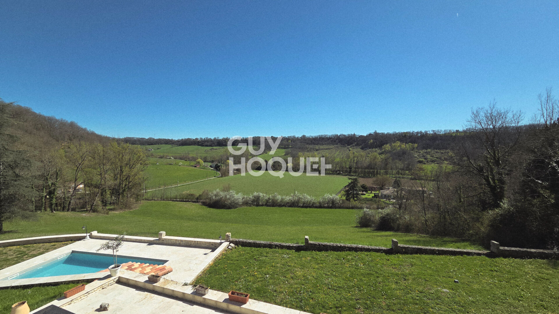 Corps de ferme en pierre rénové 155 m² , 5 ha  de terrain ,  piscine, vue sur la campagne